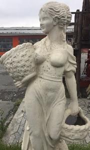 Бетонная статуя ДЕВУШКА С КОРЗИНАМИ (большая)